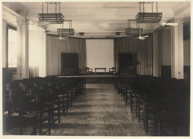 图为雷士德医学研究院的大礼堂，铺有柚木地板，配有吊扇.jpg